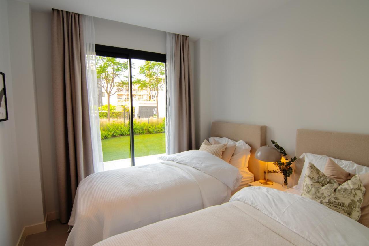Apartment Mara's Higueron West: Spacious Terrace & Sun-soaked Garden *